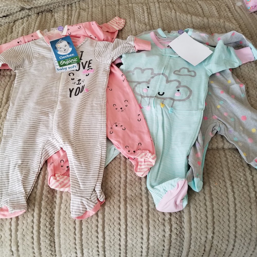 Gerbers Organic NWT Bundle of 4 Newborn Onesies